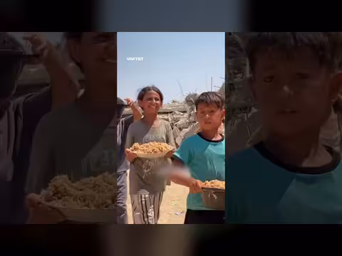 أطفال غزة يحملون أواني الطعام بدل الحقائب المدرسية
