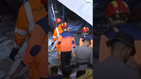إندونيسيا: ارتفاع حصيلة ضحايا انهيار مدرسة إلى 14 طالبًا