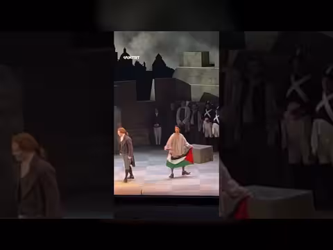 دار أوبرا كالغاري تستبعد مغنياً بعد رفعه العلم الفلسطيني