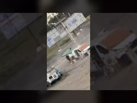 مشاهد الشرطة الأوكرانية توثق مسيّر روسي يلاحق رجلاً بخيرسون