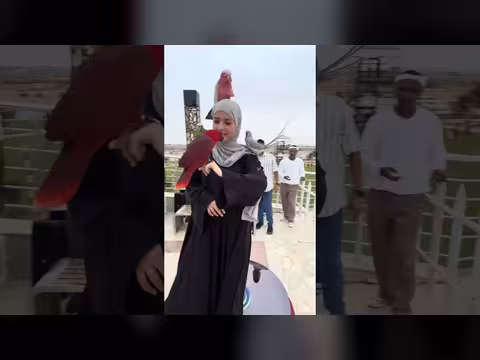 الفنانة ماريا قحطان مع طيور صلالة