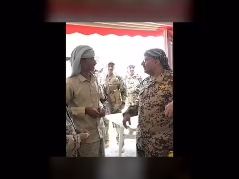 الفريق طارق صالح يتناول العصير في أحد مقاهي المخا