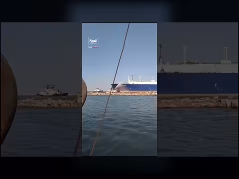 وزارة البترول المصرية تؤكد السيطرة على حريق سفينتين بميناء دمياط