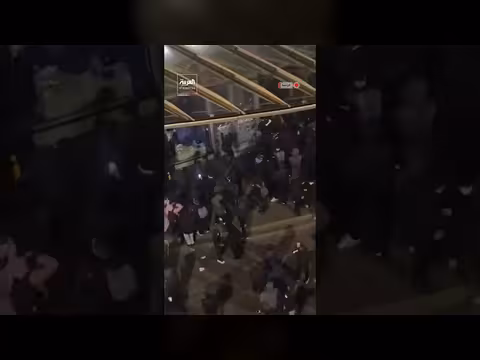 حشود تحاول اقتحام متجر رياضي وتحطيم واجهاته في ساحة شاتليه بباريس