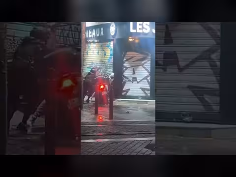 الشرطة الفرنسية تسقط راكب دراجة كهربائية بمدفع مائي