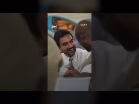 عمدة نيويورك يتابع مباراة مع سجناء