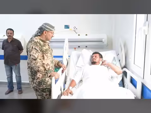 طارق صالح يتفقد المواطنين والجرحى في المخا ويزور مقبرة الشهداء