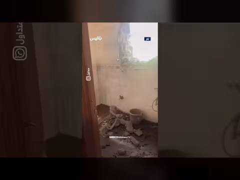 آثار قصف حوثي استهدف منزلًا في منطقة عقاقة بتعز