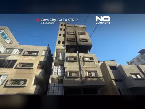 سكان غزة يتفقدون دمار غارة إسرائيلية ليلية