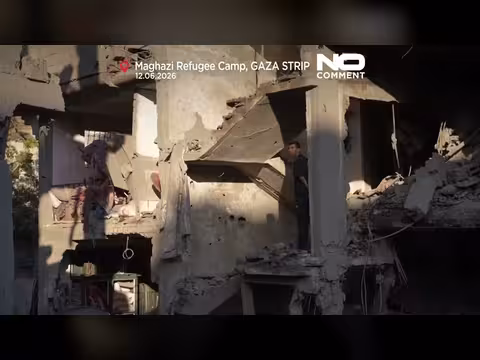 عائلات في غزة تبحث بين الأنقاض بعد غارات إسرائيلية