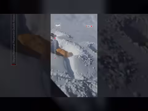 انهيار جليدي يضرب مخيم هيملونغ الأساسي وفرق إنقاذ تبحث عن ناجين