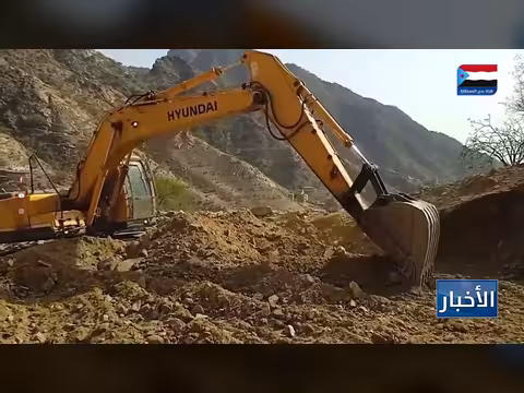 استمرار أعمال شق وتوسعة طريق رهوة قرض في بيافع سرار