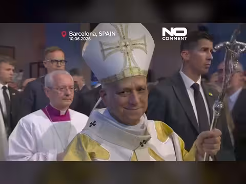 بابا ليو 14 يبارك برج ساغرادا فاميليا الأعلى