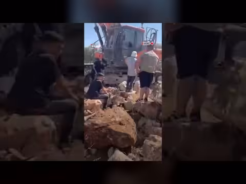 جرافة إسرائيلية تشق طرقًا جديدة بين المستوطنات غرب رام الله