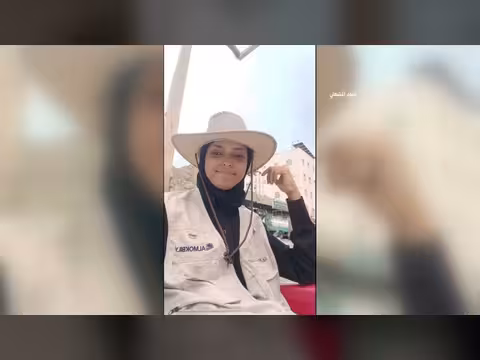 بائعة ماء يمنية تتحدى ظروف الحرب والفقر من تعز المحاصرة
