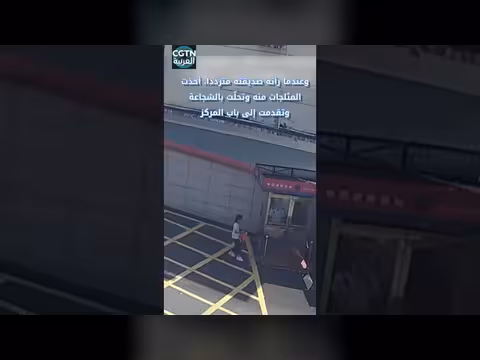 طفلان يقدمان هدية لرجال الإطفاء