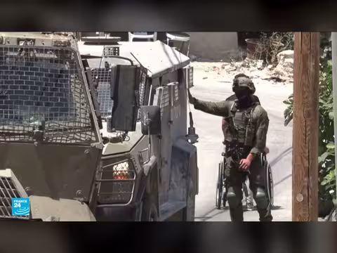 وزير الدفاع الإسرائيلي يأمر باحتلال مخيم جديد بالضفة الغربية