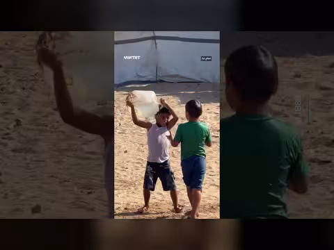 انتعاش أطفال غزة في ظل حر الصيف تحت الخيام