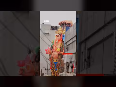 تمثال ضخم للإله غانيشا يجوب شوارع حيدر آباد في الهند