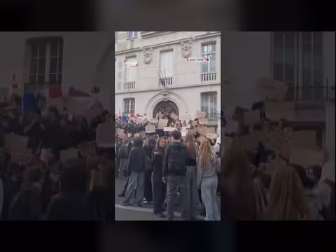 مئات الطلاب يغلقون مداخل المدارس الثانوية في باريس احتجاجاً على نقص الكوادر