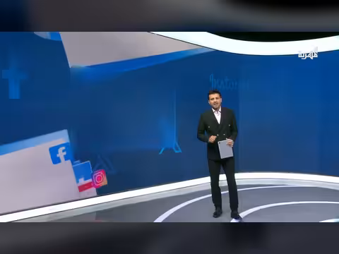 صلاة مواطن على ظهر سيارة متحركة تثير جدلا واسعا