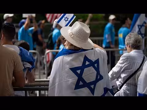 آلاف يشاركون في عرض يوم إسرائيل السنوي في نيويورك