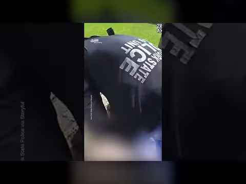 شرطيان ينقذان مسناً من منزل مشتعل بالنيران