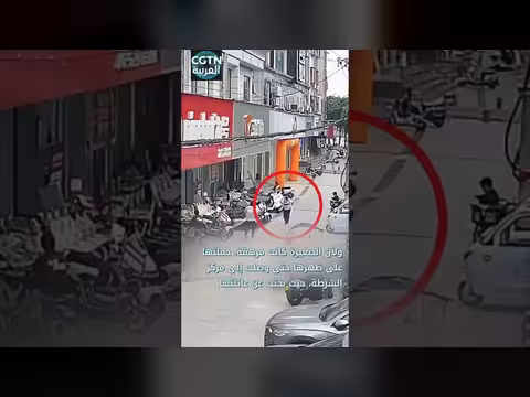 تلميذة تحمل طفلة تائهة وتساعدها في العثور على عائلتها