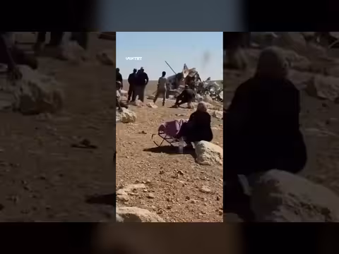 أم فلسطينية تهزّ سرير رضيعها بعد هدم منزلها في مسافر يطا