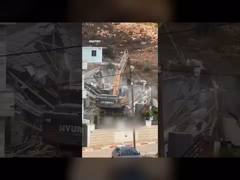 الاحتلال الإسرائيلي يهدم منزلاً فلسطينياً في قلنديا شمالي القدس