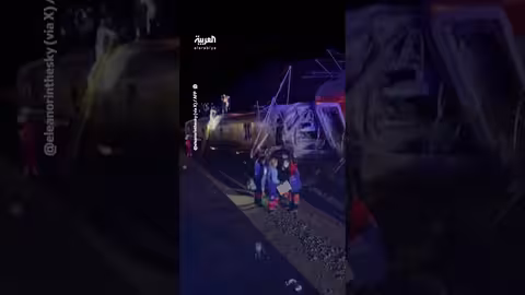 مقتل 39 في تصادم قطارين بإسبانيا