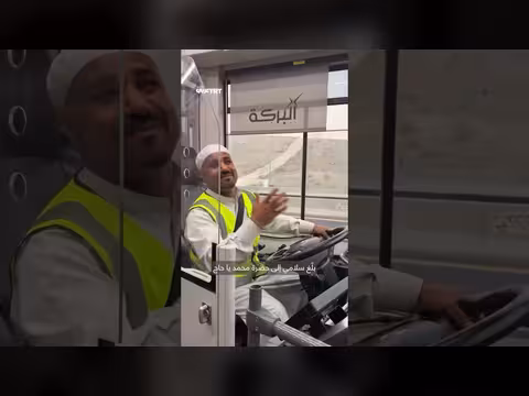 سائق حافلة يرحّب بالمعتمرين بأناشيد تركية