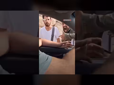 شبان فلسطينيون يرفضون تفتيش مستوطنين مسلحين في الخليل