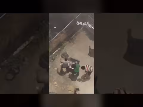 عمال ورشة سيارات يواجهون حريقًا بزجاجات مياه