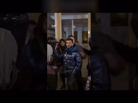 امرأة فرنسية تدافع عن متجرها بعصا طويلة من المحتجين