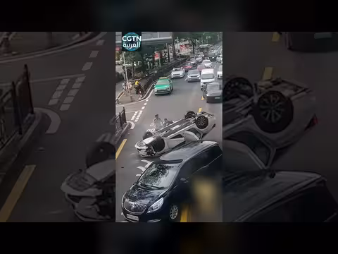 جند الشرطة الصينية ينقذون محاصرين في حادث انقلاب سيارة