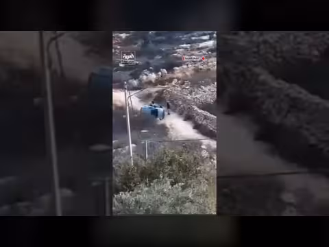 مستوطنون إسرائيليون يطاردون مركبة فلسطينية ويقلبونها