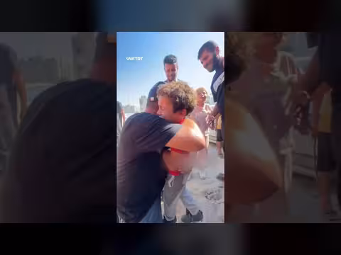 لقاء مؤثر لأب عائد من الضفة الغربية إلى أبنائه في غزة