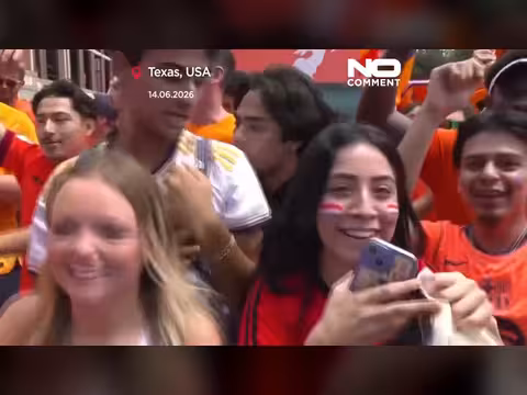 جماهير هولندا تملأ مدينة كأس العالم بلون برتقالي