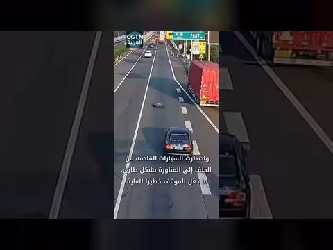 إطار شاحنة يسقط وسائق ينقذ الموقف