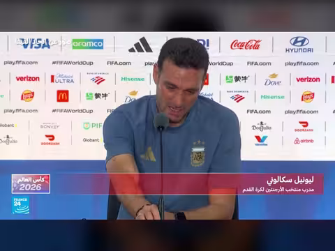 مدرب الأرجنتين يبكي بعد الهزيمة أمام إسبانيا