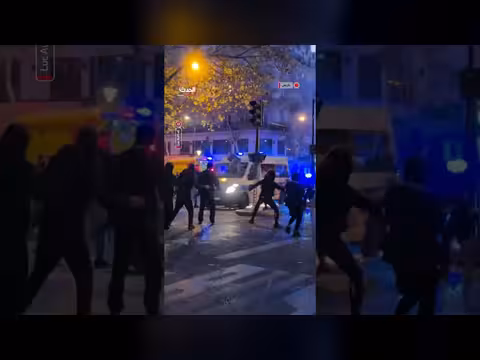 محتجون يهاجمون مركبات الشرطة بالحجارة في شوارع باريس
