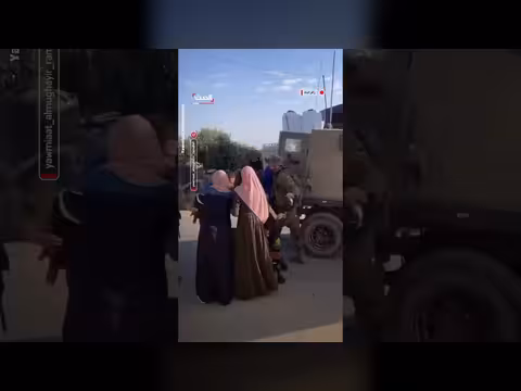فلسطيني معاق يعترض آلية إسرائيلية لتحرير نجله المعتقل في المغير