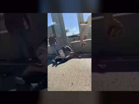 إلقاء القبض على شخص اعتدى على المارة بالطعن في الشارع