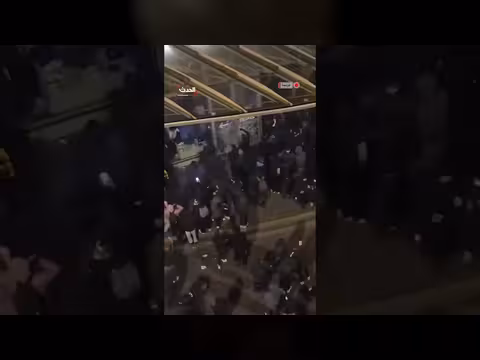 حشود تحاول اقتحام متجر أديداس وتحطيم واجهاته في ساحة شاتليه بباريس