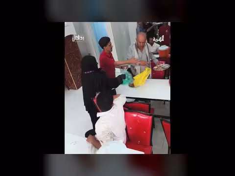 أطفالي جياع! رد فعل مشرف لأم تجمع بقايا الطعام