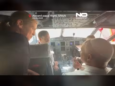 البابا ليو الرابع عشر يزور قمرة القيادة في رحلة مدريد برشلونة