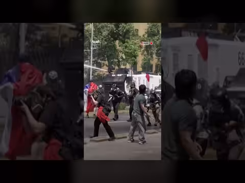 الشرطة التشيلية تستخدم خراطيم المياه لتفريق متظاهرين في سانتياغو