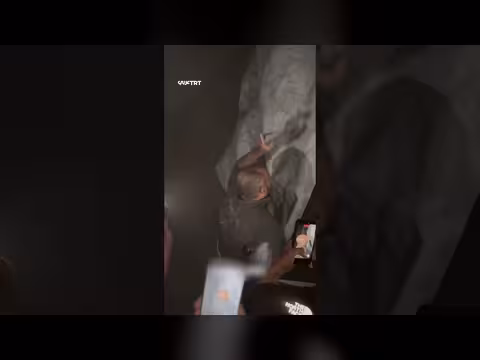 صاحب منزل مدمّر في غزة يسجد لله رضا بقضائه