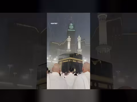 أمطار غزيرة تهطل على المسجد الحرام أثناء صلاة المغرب